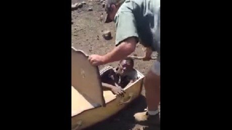 Vergonzoso momento en que un hombre blanco obliga a un negro a meterse en un ataúd