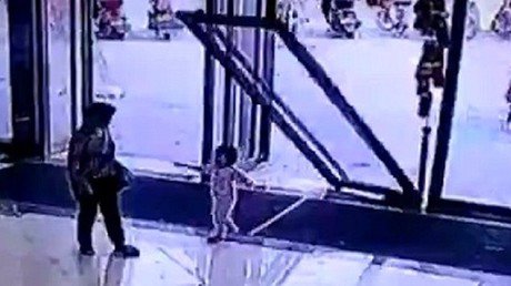 Espeluznante momento en que una pesada puerta de cristal aplasta a una niña de 3 años