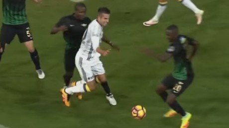 Van Persie casi pierde un ojo por un codazo 