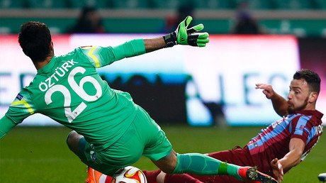 Imposible de creer: un guardameta se marca un ridículo autogol y se enoja con su equipo (VIDEO)