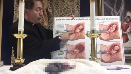 FUERTES IMÁGENES: Un cura muestra su apoyo a Trump colocando un feto abortado sobre el altar