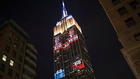 VIDEO: Proyectan en el Empire State el retrato de Trump con la inscripción "45.º presidente"