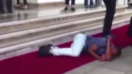 Un refugiado sirio recibe una paliza en Turquía por acosar a una mujer (video)