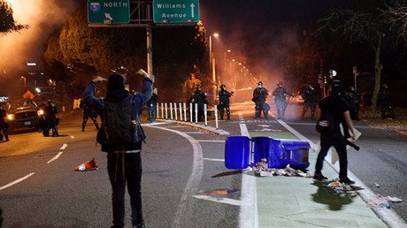 La Policía de Portland dispara balas de goma a los manifestantes anti-Trump (video)