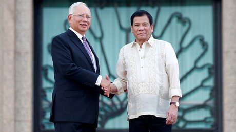 Un sentimental Duterte canta el clásico del 'glam rock' 'Sha-La-La-La-La' en un karaoke (VIDEO)