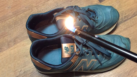 Protesta 'fashion': Queman zapatos de la marca que apoyó a Trump (fotos, video)