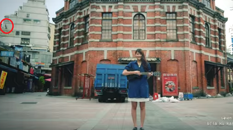 Internautas descubren que una persona se "suicida" en un videoclip y se vuelve viral 