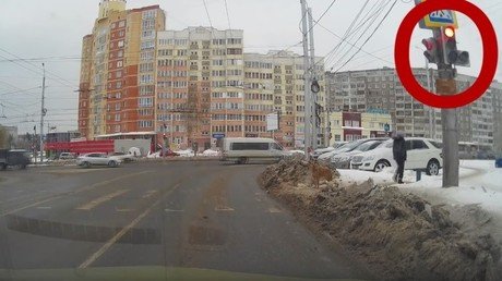 Alucinarás al ver a este perro cruzando la carretera 