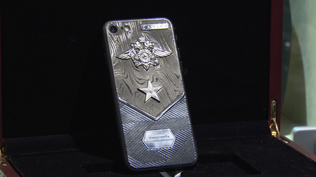 Esto pasa si le disparas con una pistola Makarov al 'iPhone 7 antibalas' ruso