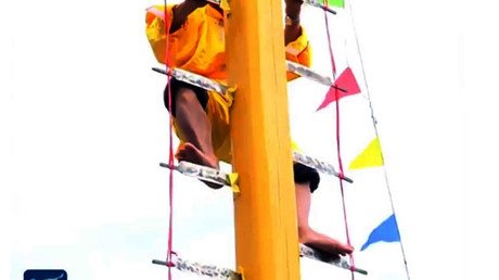 Video, fotos: El temible ritual chino de trepar una escalera de cuchillos afilados