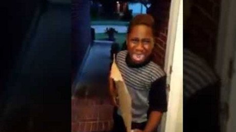 "¡Adiós, adorador de Trump!": Una madre echa de casa a su pequeño hijo por 'votar' a Trump (VIDEO)