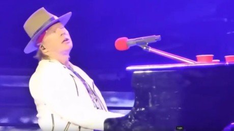 Un 'fantasma' da la nota en un concierto de Guns N' Roses