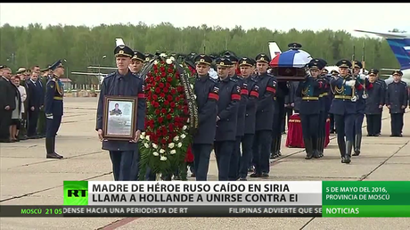 La madre de héroe ruso caído en Siria solicita a Hollande que luche contra el EI