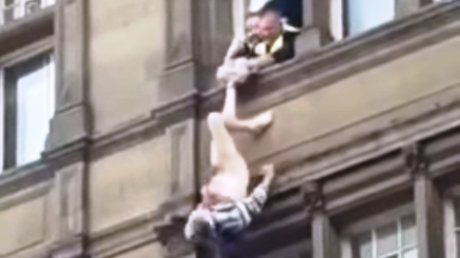 Policía logra sujetar a un suicida semidesnudo, pero este se soltó y murió