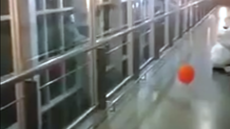 Un globo se desplaza solo y persigue a la gente en un hospital de niños