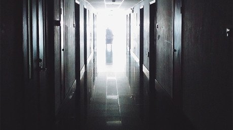 VIDEO: ¿Por qué arrastra esta mujer a su marido por el suelo de un hospital?