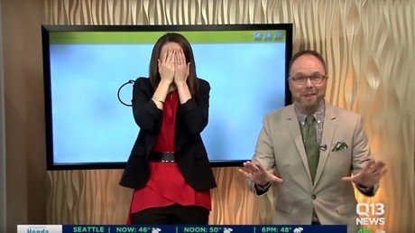 Una presentadora de noticias intenta dibujar un 'cañón', pero le sale 'otra cosa'  