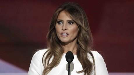 "¡Es una bendición!": Así se burlan de la diseñadora que se negó a vestir a Melania Trump
