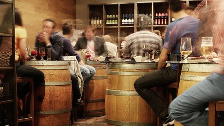 Si se pasó con el alcohol de joven, así podría influir en sus hijos