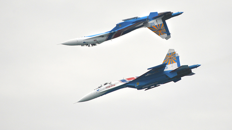 Espectaculares maniobras aéreas de los mejores cazas rusos en los cielos de Irán (VIDEO)