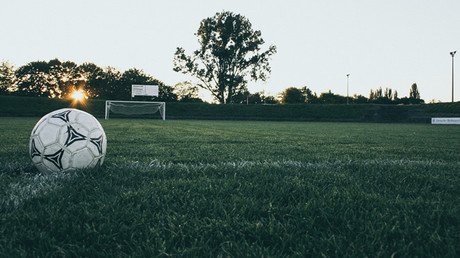 ¿Es este el peor remate de la historia del fútbol? (VIDEO)