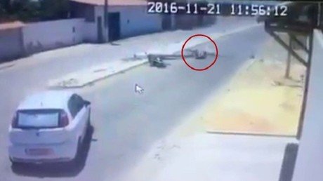 Sufre un fuerte choque, sobrevive, se levanta… y de repente le pasó lo inimaginable 