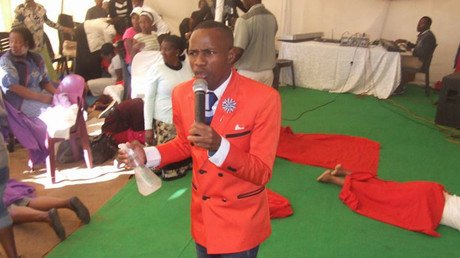 Un 'profeta' surafricano fumiga a sus parroquianos con insecticida para purificarlos 