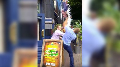 Fue por lana y salió trasquilado: No te metas con este guardia de seguridad