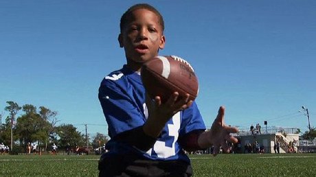 El niño sin piernas que boxea y juega al fútbol americano