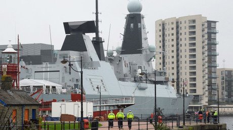 Remolcan de vuelta a un moderno destructor británico dos días después de zarpar