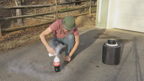 Nunca mezcles Coca-Cola con nitrógeno líquido (te lo dice un 'ruso loco')