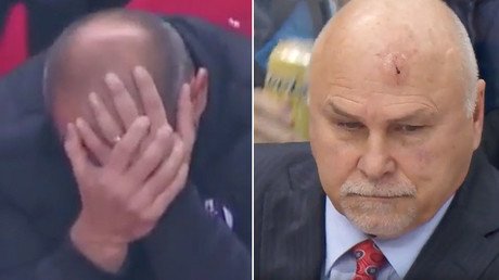 La opuesta reacción de dos entrenadores alcanzados en la cabeza por objetos 'volantes' (Videos)