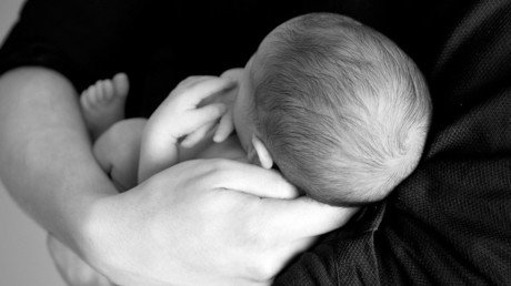 Detenida una pareja gay y la mujer que les iba a vender su bebé por 10.000 euros en España