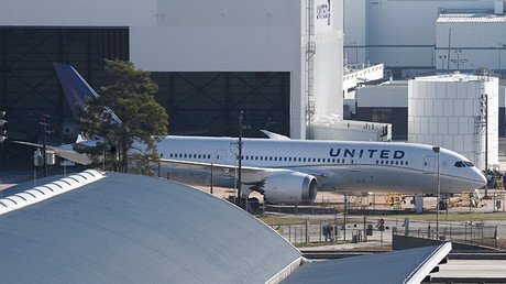 EE.UU.: Una mujer 'con prisa' abre la salida de emergencia y salta de un avión aterrizado (VIDEO)