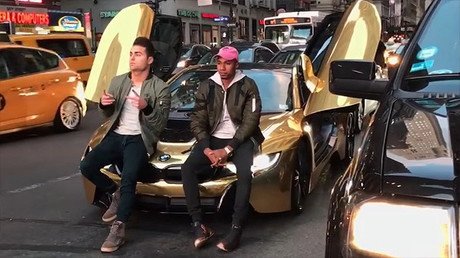 Paran su deportivo en Nueva York para tomar fotos en hora punta y esto fue lo que pasó