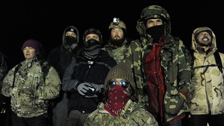 "¿Quieren quemar la Constitución? ¡Dispárenos antes!": Protestas contra polémico oleoducto en EE.UU.