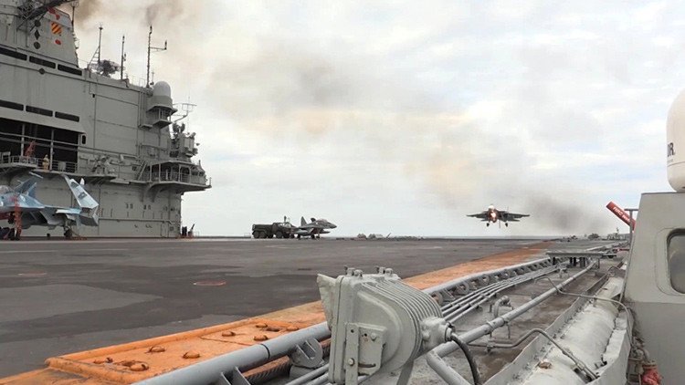  Un caza Su-33 sufre un accidente al aterrizar en el portaaviones ruso