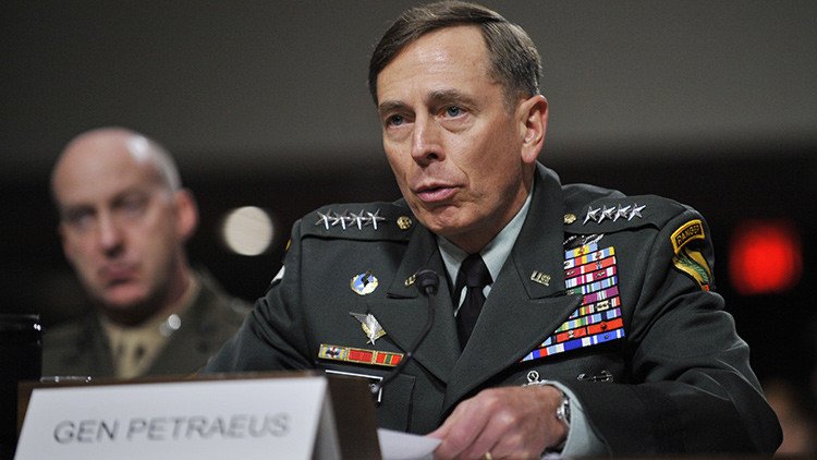 Snowden: ex director de la CIA "compartió información mucho más clasificada que yo"