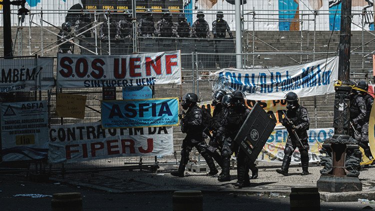 Policía y manifestantes chocan en Río de Janeiro en protestas contra reforma de austeridad (VIDEO)