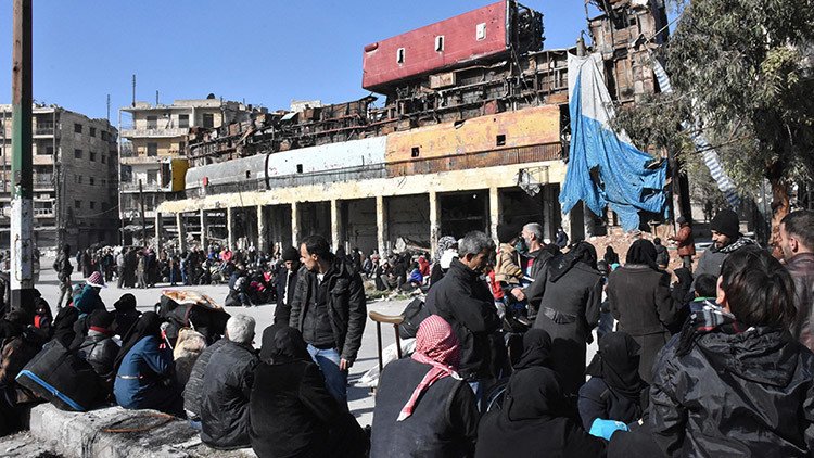 Evacúan a 18.000 personas de Alepo de las manos de los radicales