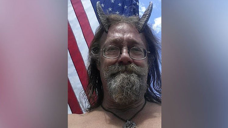 Un sacerdote pagano consigue lucir cuernos en su foto del carné de conducir