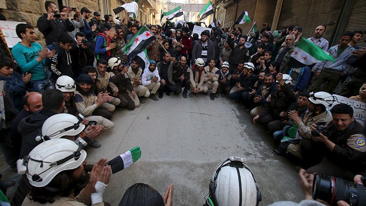 El 'lado oscuro' de los Cascos Blancos: 5 cosas que debería saber de los 'defensores civiles sirios'