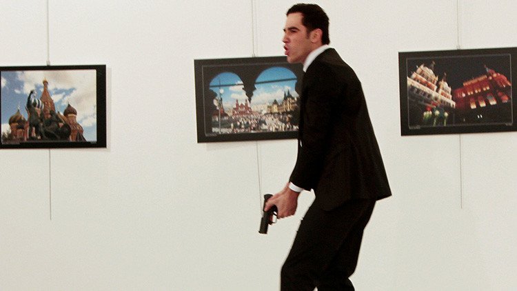 Revelan cuál fue la pistola con la que el asesino del embajador ruso en Turquía le disparó 9 veces