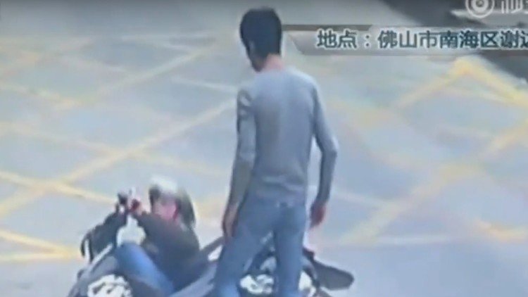 Bruce Lee 'reencarna' en un camionero y le da una lección a un ladrón