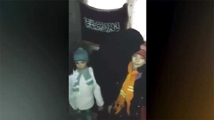 El último beso de una madre antes de mandar a su hija en una misión suicida (VIDEO)