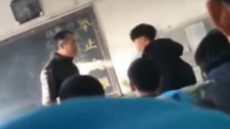 Esto le pasa a un alumno chino por llegar tarde a una clase