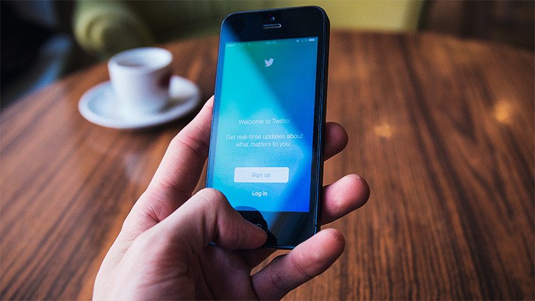 Un hombre viraliza los insólitos diálogos que mantuvo con contactos del antiguo dueño de su número