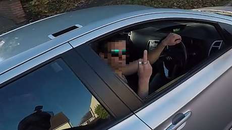 ¿Venganza justificada?: Un motociclista le rompe el teléfono a un conductor ingrato