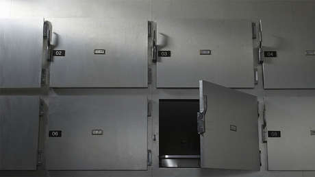 Un polaco se despierta desnudo en una morgue y pide una manta