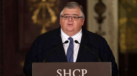 La renuncia del gobernador del Banco de México provoca que el peso se deprecie más